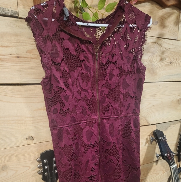 Burgundy lace dress - Picture 2 of 4